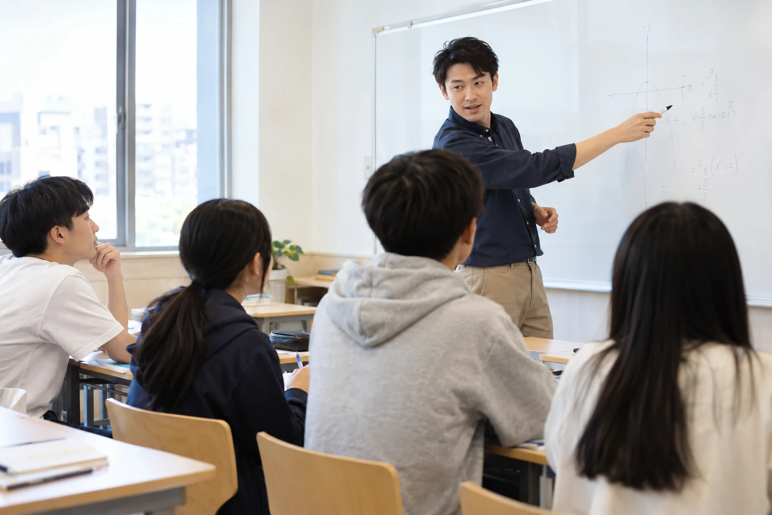 補習班老師在白板前講解，學生專心聆聽